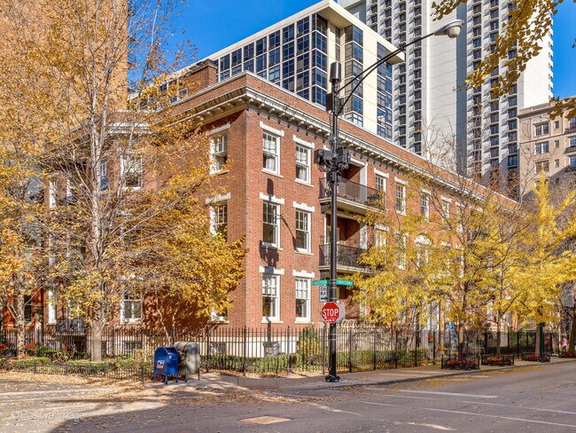 Building Photo - 1201 N Astor St