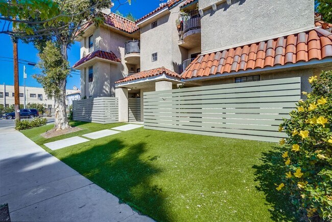 Foto del edificio - 3BD/2BA Apartment with Laundry In-Unit, Appliances, Tandem Parking & More | 1MO. Free OAC
