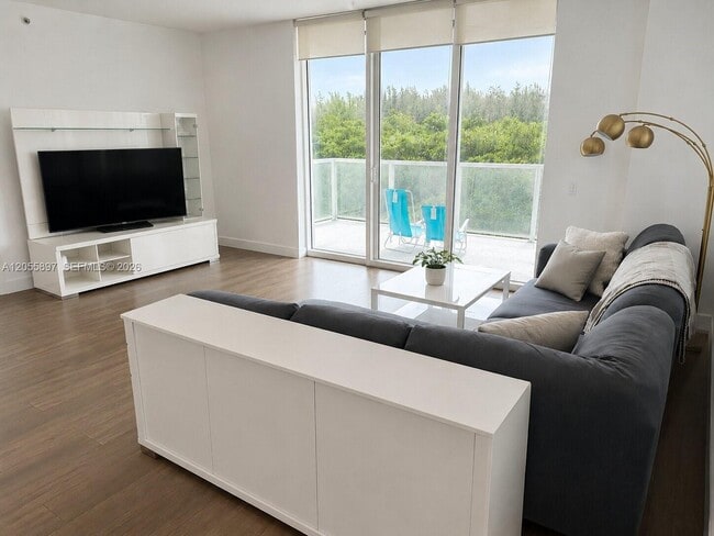 Foto del edificio - 14951 Royal Oaks Ln
