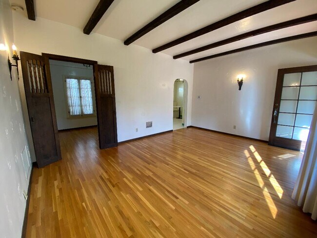 SALÓN A DORMITORIO Y COCINA - 1841 Kelton Ave
