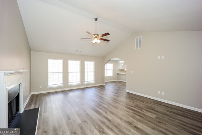 Foto del edificio - 5744 Village Loop