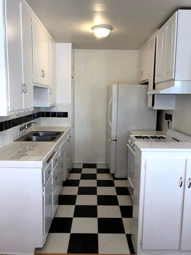 Building Photo - 1 Bed + 1 Bath Second Floor Unit!