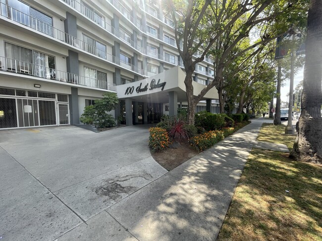 Building Photo - 100 S Doheny Dr