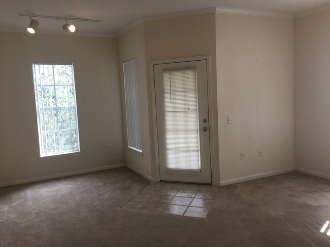Building Photo - 9404 Crescent Loop Cir