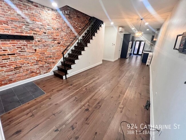 Building Photo - 924 Catharine St