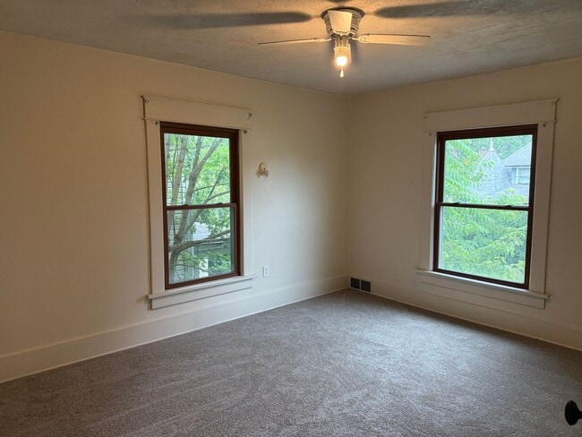 Building Photo - Updated 3-4 Bedroom House