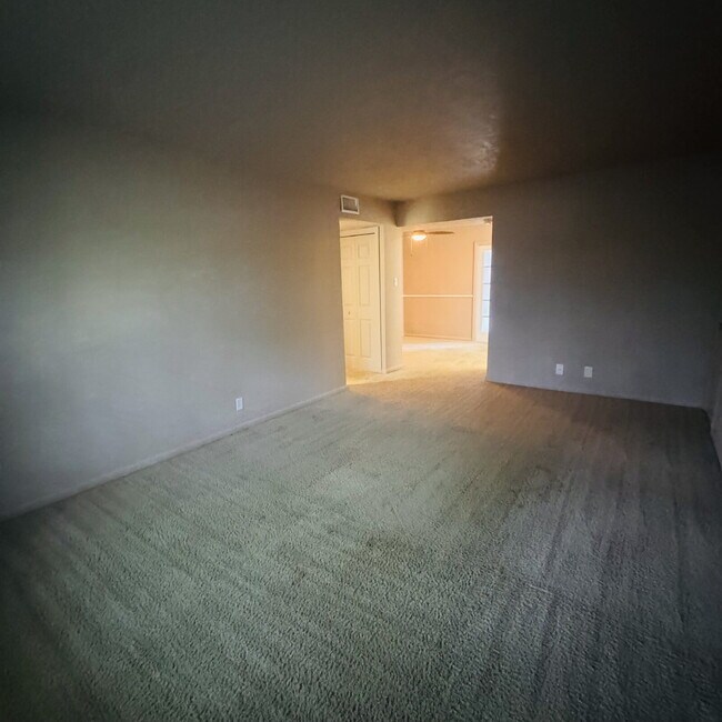 Foto del edificio - Welcome to your new 2 Bedroom Townhome located at Maison Helena Townhomes.