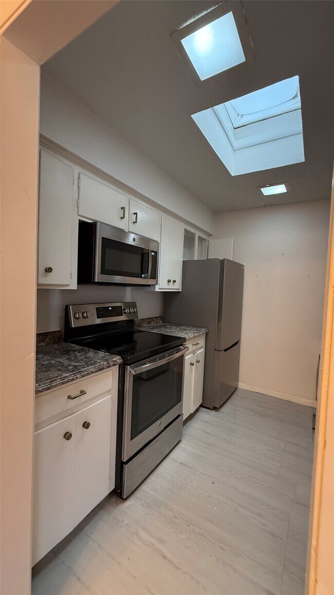 Foto del edificio - 2744 Briarhurst Dr