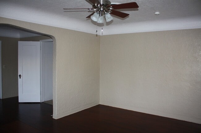 Building Photo - 608 S. COURT  1 BEDROOM 1 BATHROOM DUPLEX ...