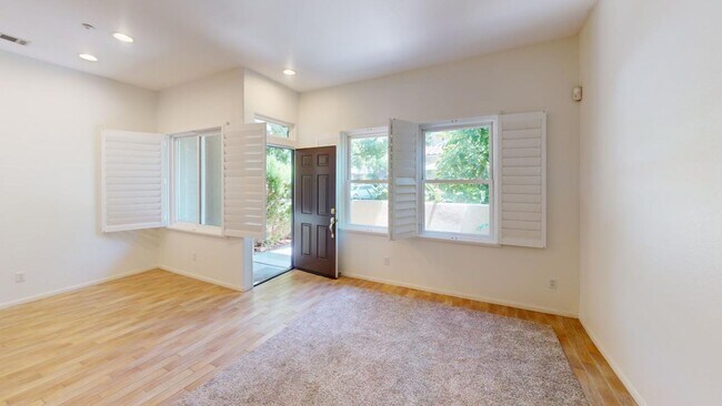 Foto del edificio - Beautiful 2BD / 2.5BA Townhome Located in ...