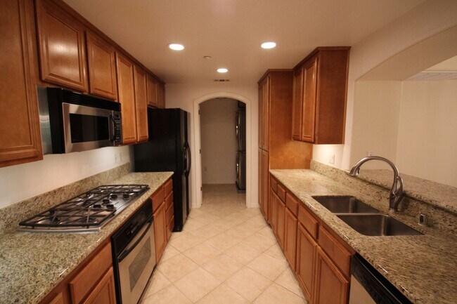 Foto del edificio - $1000 MOVE IN SPECIAL! Large, Updated 2 BD, 2 BA Downtown Condo - Parking Included!