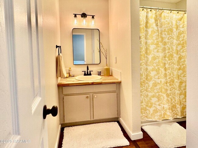 Foto del edificio - 2 bed,1.5 bath Rent