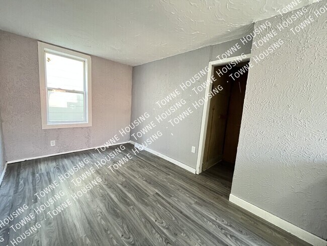 Foto del edificio - 114 Huetter Ave