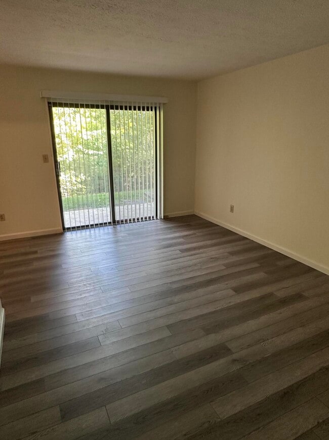Building Photo - 451 Westwood Dr