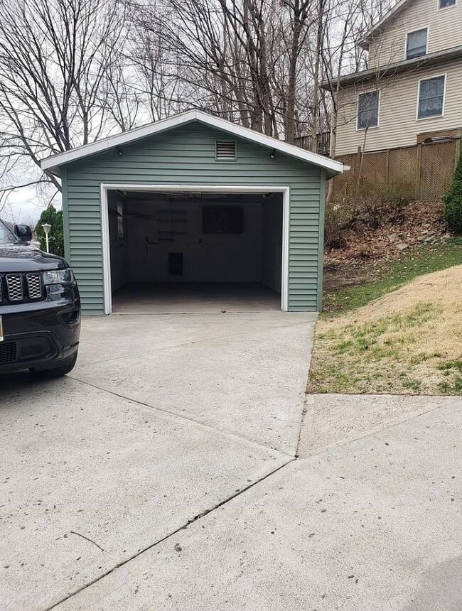 Garage - 2138 Pond Ave