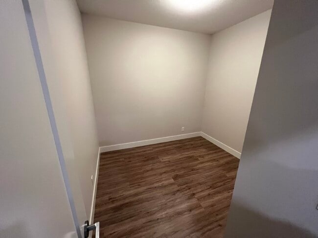 Building Photo - 6540 Metral Dr