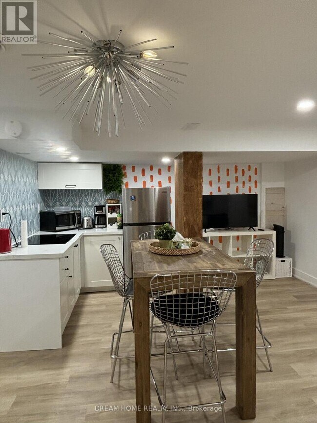 Photo du bâtiment - 160 Olde Bayview Ave