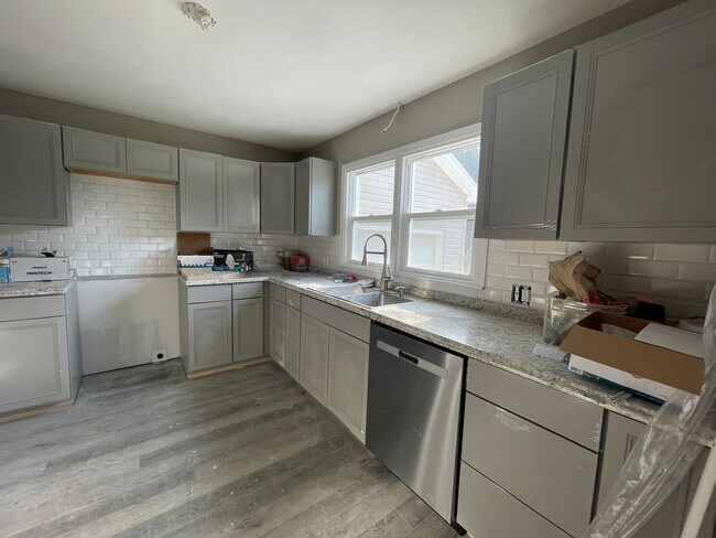 Building Photo - Updated and Located near Mercy Hospital!  ...