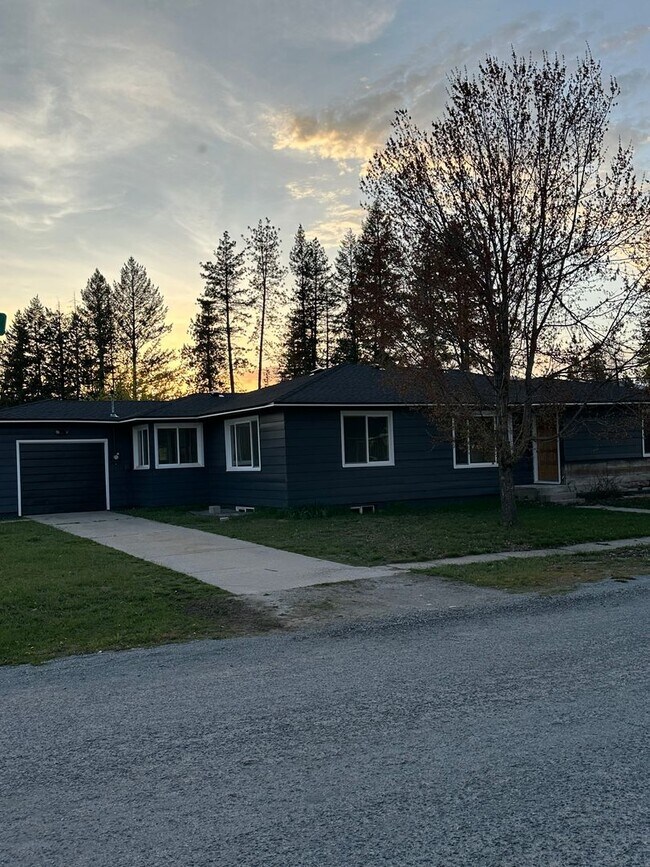 Building Photo - Rancher with unfinished basement APP#41)
