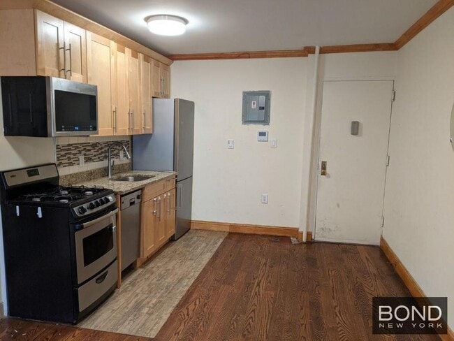 Foto del edificio - 621-623 Middle Neck Road