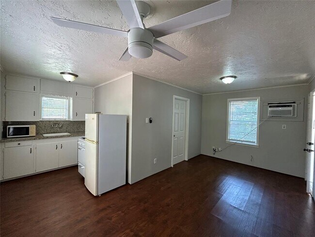 Building Photo - 305 Joyce St