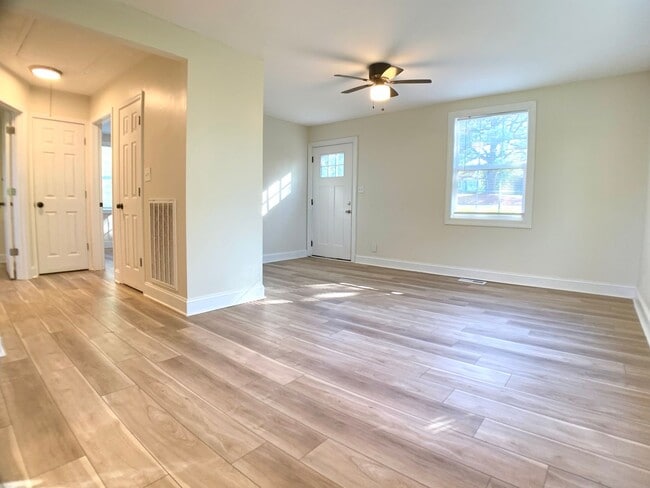 Building Photo - 47 Maple St