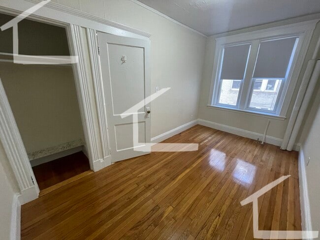 Building Photo - 235 Park Dr