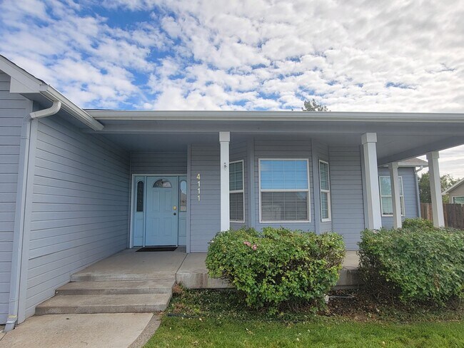 Building Photo - Beautiful SPACIOUS Home in Pasco