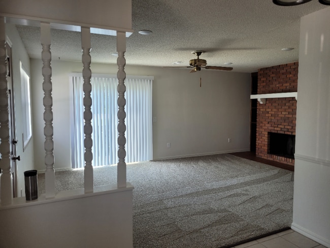Building Photo - 2613 W Oak St
