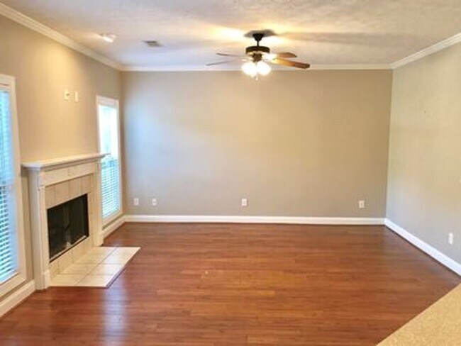 Building Photo - Spacious 3 bedroom 2.5 bath Condo in the h...