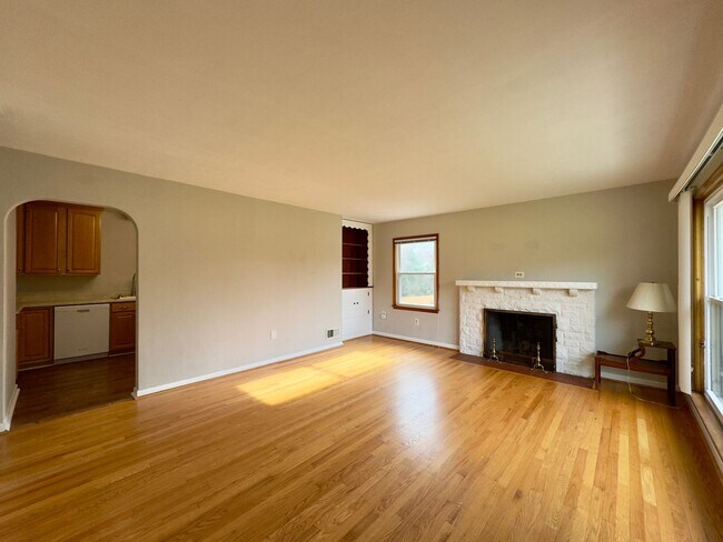 Foto del edificio - Charming 3Bedroom/2Bathroom Detached Home in Bel Air!