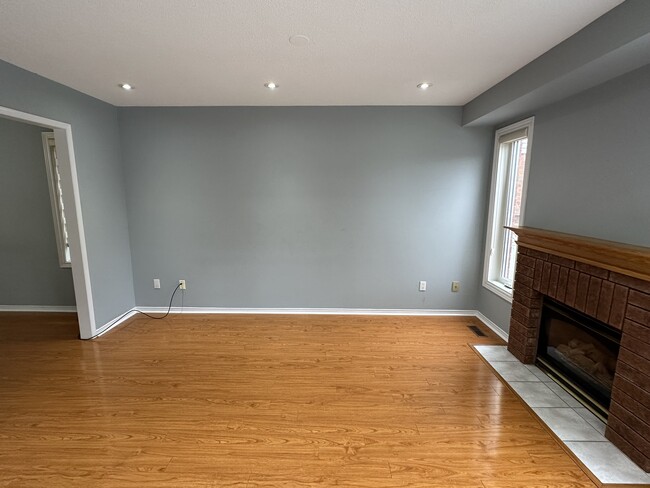 Photo du bâtiment - Spacious and Beautifully Maintained Semi D...