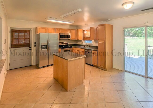 Building Photo - 2400 Lawrence Dr