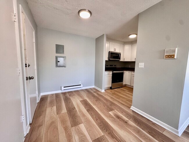 Building Photo - 837 River St