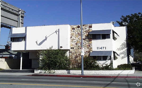 Building Photo - 11471 Oxnard St