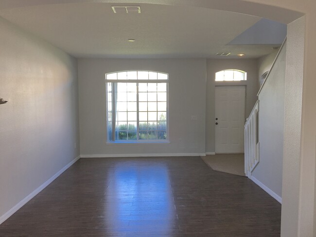 Building Photo - Town Home for Rent in Gated community in O...