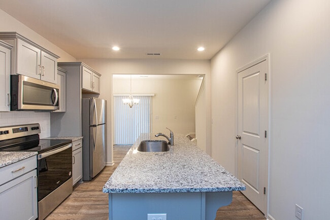 Foto del edificio - BEAUTIFUL 2 BD Townhome in MIDLAND AVAILABLE DECEMBER 2025