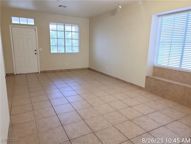 Building Photo - 948 Lloyd George Dr
