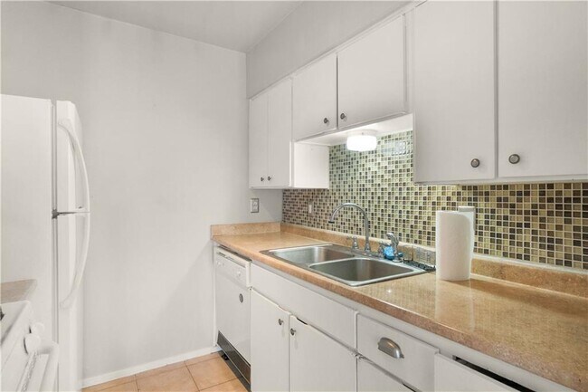 Foto del edificio - 3431 N Hills Dr