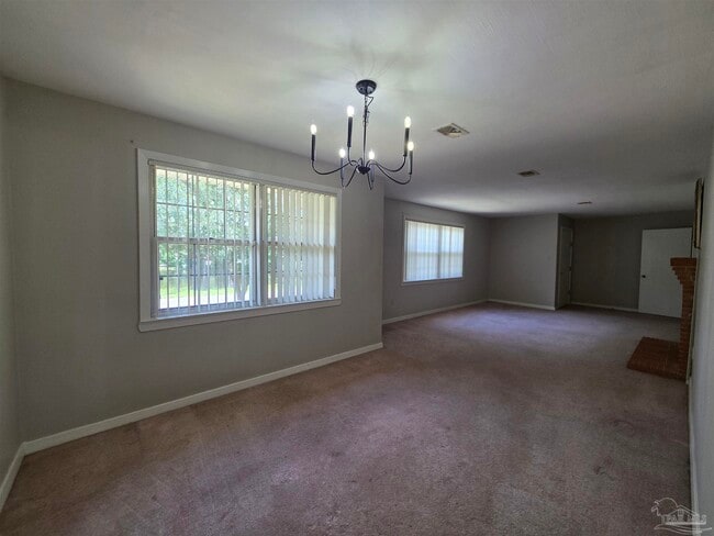 Building Photo - 402 Park Ln E