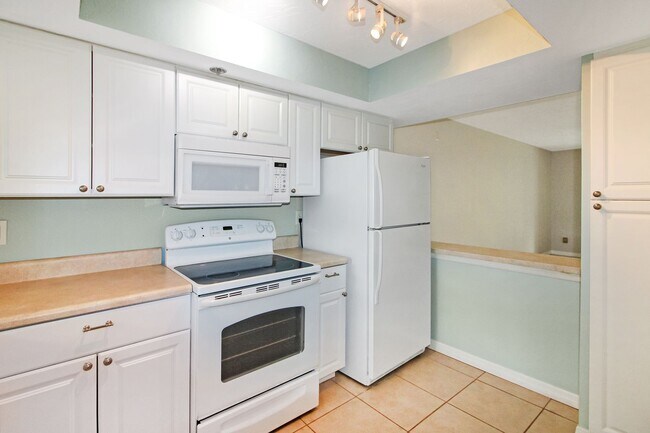 Building Photo - Villa D Este Annual Condo for Rent