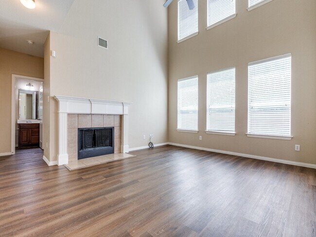 Building Photo - 3808 Oakhurst Ln