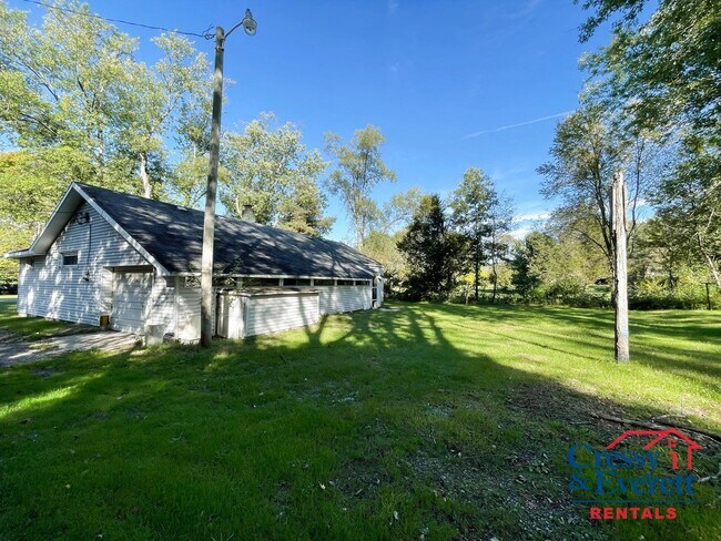 Building Photo - 4 Bedroom Rural Ranch