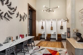 Building Photo - AMLI Lakeline