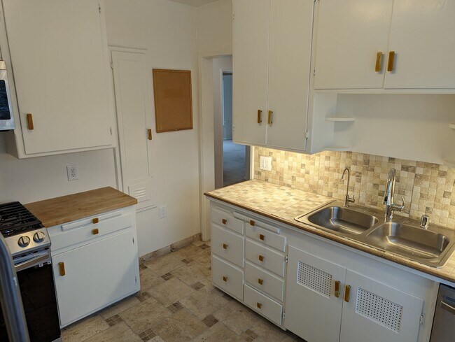 New faucet, garbage disposal & dishwasher - 10470 Eastborne Ave