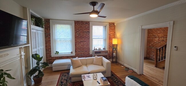 Building Photo - 209 W Clay St