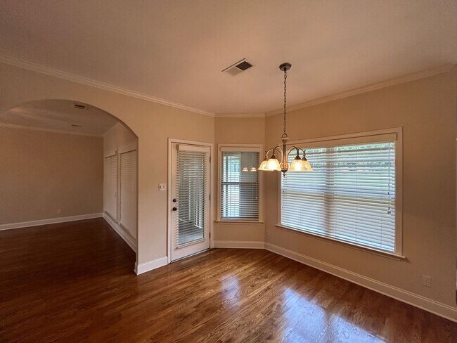 Building Photo - 4570 Model Cove