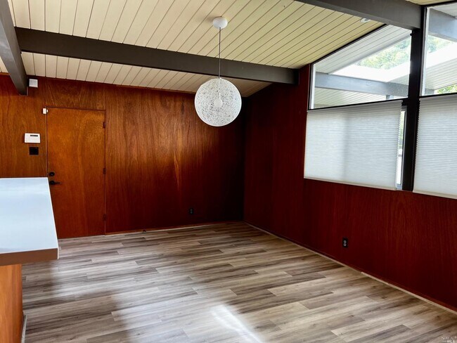 Building Photo - 637 Idylberry Rd