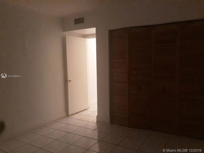 Foto del edificio - 6890 N Kendall Dr