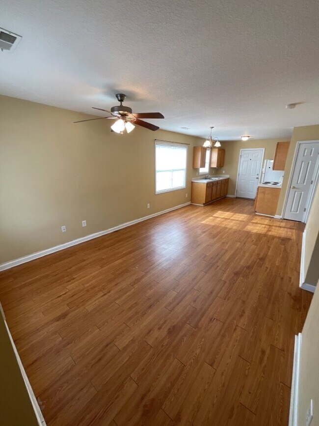 Building Photo - Charming 2 Bedroom Duplex in Richlands - 2...